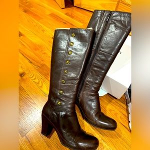 Clarks boots size 7, brown in excellent condition